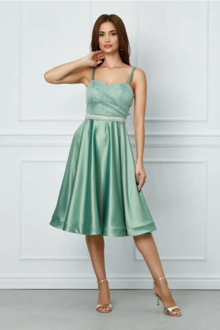 rochie din satin verde in clos eleganta