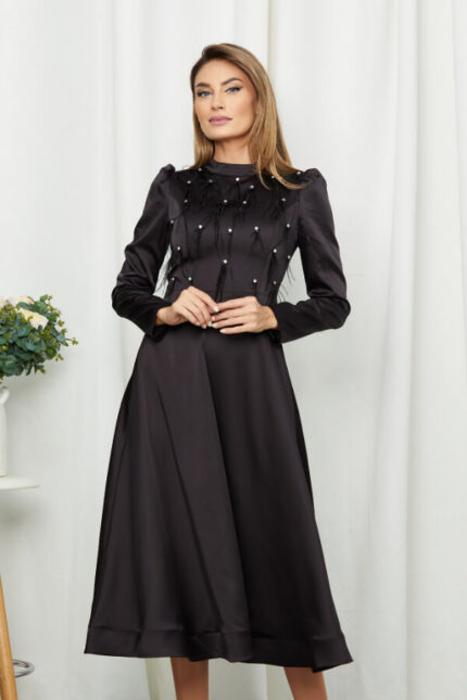 rochie midi neagra din tafta satinata cu croi in clos accesorizata cu strassuri si pene pe piept