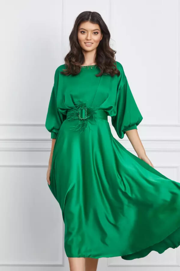 rochie midi verde cu margele la decolteu si curea in talie din satin