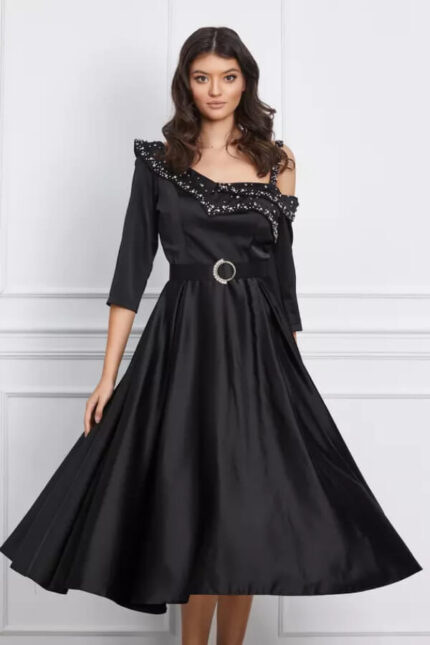 rochie neagra eleganta din satin in clos cu strasuri