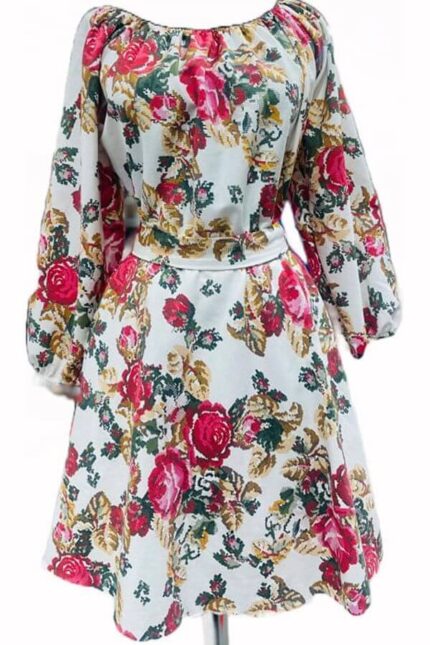 rochie alba cu flori trandafiri